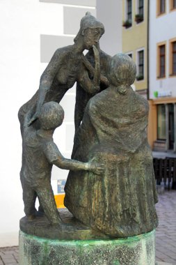 Freiberg, Almanya - 9 Ağustos 2023: Klatschweiberbrunnen, Freiberg, Saksonya 'nın Pazar Meydanı yakınlarında yer alan kadın dedikodularını sembolize eden bir sokak çeşmesi.