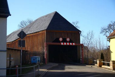 Wuenschendorf, Almanya - 27 Ocak 2024: Greiz 'in Thuringian ilçesine bağlı bir köy olan Wuenschendorf, Wuenschendorf' taki White Elster nehrinin üzerine 1786 yılında kurulmuş tarihi tahta kaplama köprü.