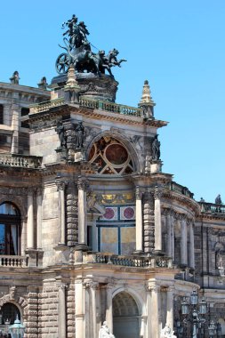 Dresden, Almanya - 3 Haziran 2023: Semperoper, Dresden 'in tarihi merkezindeki Theaterplatz' da bir opera salonu ve konser salonu..