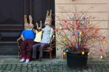 Greiz, Almanya - 21 Mart 2023: Kaldırımda saman tavşanlar ve renkli paskalya yumurtaları, Greiz, Thuringia 'da Paskalya tatillerinde popüler bir dekorasyon