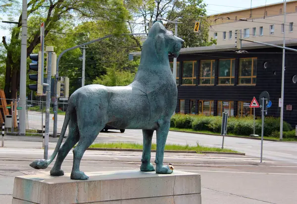 Gera, Almanya - 19 Mayıs 2023: Gera Lion 'un Altın Serçeli heykeli Volkmar Kuehn tarafından Gera, Thuringia şehir müzesinin önünde.