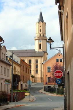 Markneukirchen, Almanya - 14 Mayıs 2023: Saksonya 'nın Vogtlandkreis bölgesindeki Markneukirchen sokak manzarası, küçük müzik aleti üretim bölgesinin tarihi merkezi..