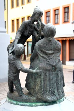 Freiberg, Almanya - 16 Mart 2024: Klatschweiberbrunnen, Freiberg, Sakson 'daki Pazar Meydanı yakınlarında yer alan kadın dedikodularını sembolize eden bir sokak çeşmesi.