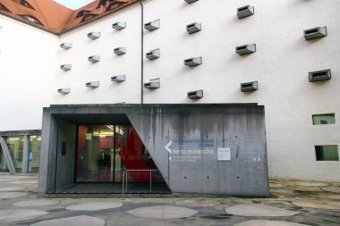 Freiberg, Almanya - 16 Mart 2024: Freiberg Madencilik Akademisi 'nin Freudenstein Kalesi' ndeki bir mineral koleksiyonu olan Terra Mineralia 'ya Giriş