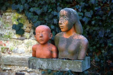 Wuenschendorf, Almanya - 27 Ocak 2024: Thüringen 'deki Berga-Wnschendorf kasabasındaki tarihi Premonstratensiya manastırı Mildenfurth Manastırı' nda heykel bahçesi