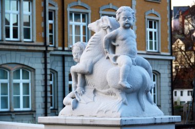 Aue-Bad Schlema, Almanya - 31 Mart 2024: Hayvanlarla Putti, Almanya 'nın Ore Dağları' ndaki eski bir maden kasabası olan Aue 'daki okul köprüsünde heykeller. 