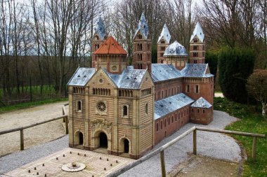 Lichtenstein, Almanya - 29 Mart 2024: Miniwelt 'teki Speyer Katedrali Modeli, Lichtenstein, Saksonya' daki bir minyatür park. 