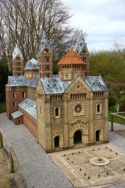 Lichtenstein, Almanya - 29 Mart 2024: Miniwelt 'teki Speyer Katedrali Modeli, Lichtenstein, Saksonya' daki bir minyatür park.