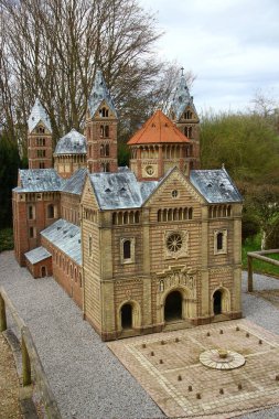 Lichtenstein, Almanya - 29 Mart 2024: Miniwelt 'teki Speyer Katedrali Modeli, Lichtenstein, Saksonya' daki bir minyatür park.