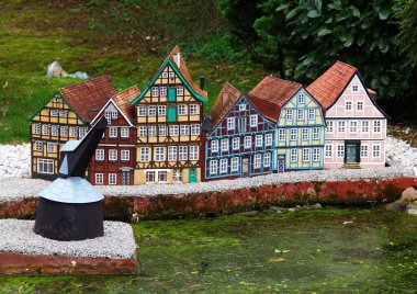 Lichtenstein, Almanya - 29 Mart 2024: Aşağı Saksonya 'da ahşap ayaklı vinçli yarı keresteli evler modeli. Miniwelt 'te, Lichtenstein, Saksonya' da bir minyatür parkta.