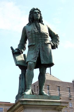 Halle, Almanya - 6 Nisan 2024: 18. yüzyılın Alman-İngiliz Barok bestecisi George Frideric Handel 'in Anıtı