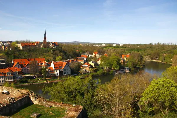 Halle, Almanya - 6 Nisan 2024: Kroellwitz yakınlarındaki Saale nehrinin manzarası, şehrin kuzeyindeki Giebichenstein şatosunun karşısı