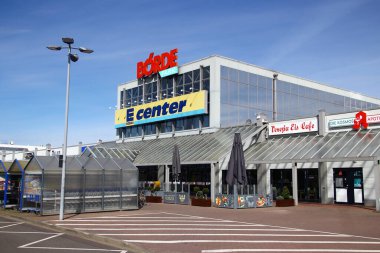 Magdeburg, Almanya - 14 Nisan 2024: Boerdepark, Magdeburg şehrinin güneybatısında Media Markt ve E-Center perakende şirketlerinin bulunduğu bir alışveriş merkezi.