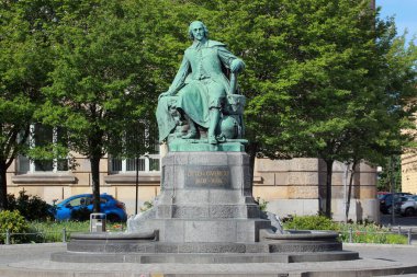 Magdeburg, Almanya - 14 Nisan 2024: Magdeburg hava basınçlı yarımkürelerle ünlü deneyi yürüten Alman bilim adamı Otto von Guericke Anıtı