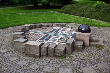 Leipzig, Almanya - 21 Nisan 2024: Leipzig Barok Bahçeleri 'nin anısı, Plastik Garten' de bir heykel, Zentrum-Wes 'in Leipzig bölgesindeki bir yeşil alanın gayri resmi adı