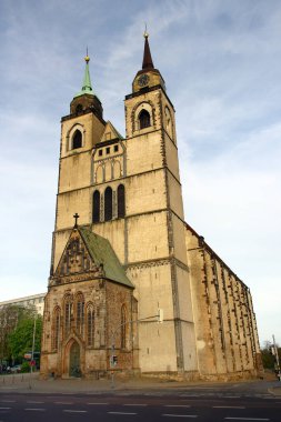 Magdeburg, Almanya - 13 Nisan 2024: Eski Magdebur şehrindeki Johanniskirche veya St. John Kilisesi