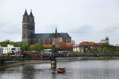 Magdeburg, Almanya - 13 Nisan 2024: Saksonya-Anhal 'in başkenti Magdeburg' da Elbe Nehri ve Hubbruecke manzarası