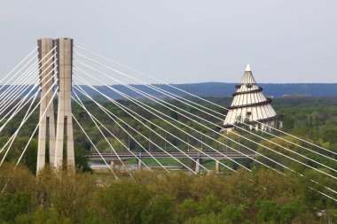 Magdeburg, Almanya - 13 Nisan 2024: Kaiser Otto Köprüsü ve 60 metre yüksekliğindeki Milenyum Kulesi, veya Jahrtausendturm, dünyanın en yüksek ahşap kulelerinden biri