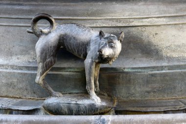 Magdeburg, Almanya - 14 Nisan 2024: Saksonya-Anhal 'in başkenti Magdeburg' un orta kesiminde Heinrich Apel tarafından işeyen bir köpek, Faunal çeşmesinin ayrıntıları