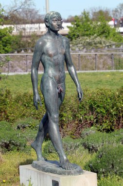 Magdeburg, Almanya - 14 Nisan 2024: Yürüyen Adam, Praemonstratenserberg Park 'ta Wilfried Fitzenreiter tarafından yapılan bir heykel