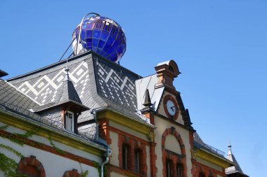 Pausa-Muehltroff, Almanya - 10 Mayıs 2024: Sakson 'un Vogtlandkreis ilçesinde bir kasaba olan Pausa belediye binasının çatısında dönen dünya
