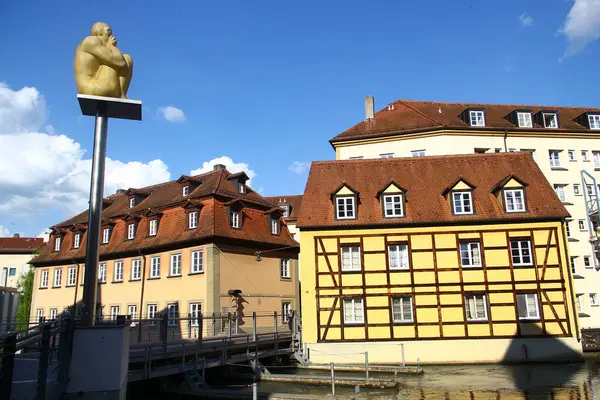 Bamberg, Almanya - 12 Mayıs 2024: Yukarı Muehlbrueck üzerine Katalan sanatçı Jaume Plensa 'nın bir heykeli