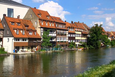 Bamberg, Almanya - 12 Mayıs 2024: Küçük Venedik, Bamberg 'de eski bir balıkçı kasabası, şimdi Regnitz Nehri kıyısında bulunan pitoresk bir bölge.