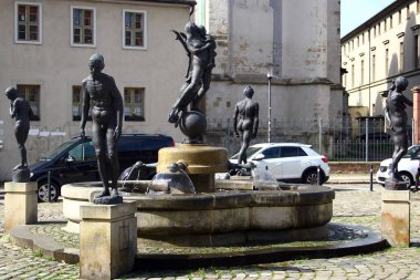 Halle, Almanya - 6 Nisan 2024: Saksonya-Anhal 'deki Katedral Meydanı' ndaki Hayat Çemberi veya Bruehmann Çeşmesi