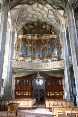 Halle, Almanya - 6 Nisan 2024: Halle, Saxony-Anhalt 'daki Sevgili Leydimizin Pazar Kilisesi. Yaşlı Lucas Cranach 'ın resimleri sunağı süslüyor..