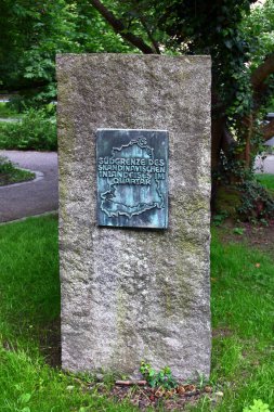 Bad Schandau, Almanya - 8 Haziran 2024: Kirnitzschal 'deki Buz Çağı anıtı taşı Quaternary döneminde İskandinav buz tabakasının güney sınırını belirledi