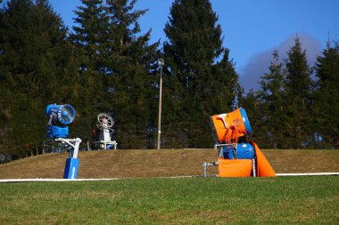 Schoeneck, Almanya - 25 Şubat 2024: Kayak Dünyası Schoeneck kayak merkezinde kar topları. Vogtland 'ın en yüksek kayak yamaçlı kasabası Vogtland' ın Balkonudur, Sakson.