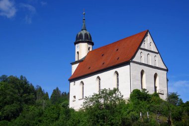 Tharandt, Almanya - 16 Haziran 2024: Tharandt Dağı Kilisesi, 17. yüzyıldan kalma Saksonya 'daki Doğu Ore Dağları' ndaki bir Protestan salonu kilisesi. 