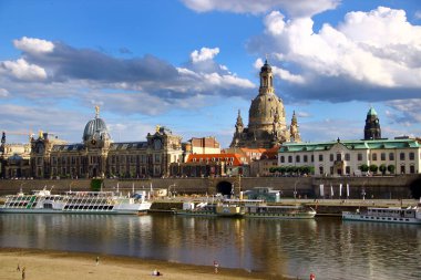 Dresden, Almanya - 16 Haziran 2024: Dresden, Saksonya 'daki Elbe Nehri kıyısındaki vapurlar. Augustus köprüsünden Eski Şehir manzarası.