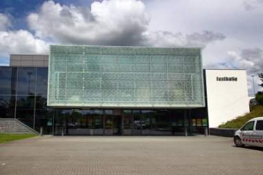 Plauen, Almanya - 25 Mayıs 2024: Plauen Festival Salonu, konserler, fuarlar ve konferanslar için çeşitli odalarda 3 bin 500 'e kadar sandalye sunmaktadır..