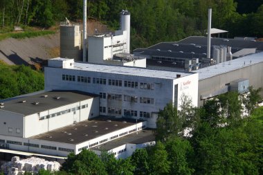 Greiz, Almanya - 20 Mayıs 2024: Köehler Kağıt Fabrikası, yüksek kaliteli termal kağıdı, karbonsuz ve diğer spesiyaliteli kağıtlarıyla tanınan Köehler Kâğıt Grubu 'nun bir parçası