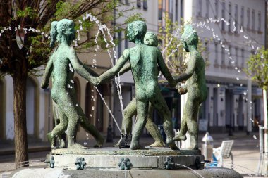 Zwickau, Almanya - 8 Nisan 2024: Merkezi Pazar Meydanı 'ndaki tiyatronun önündeki çeşmede dans eden çocukların heykeli