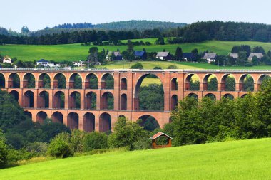 Goltzsch Viaduct, Almanya 'nın Saksonya şehrinde bulunan dünyanın en büyük tuğla yapımı demiryolu köprüsü..