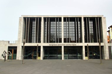 Weimar, Almanya - 7 Nisan 2024: Kongre Centrum Weimar Halle, Weimar şehrinin en büyük binası ve en büyük salonu.