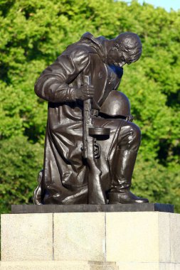 Berlin, Almanya - 7 Temmuz 2024: Sovyet Savaş Anıtı, Berlin 'deki Treptower Park' taki bir savaş anıtı ve askeri mezarlık.