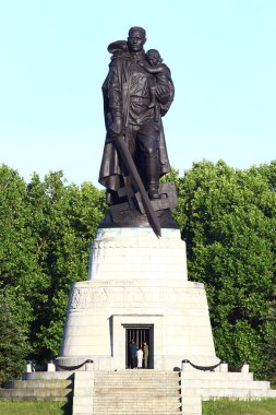 Berlin, Almanya - 7 Temmuz 2024: Sovyet Savaş Anıtı, Berlin 'deki Treptower Park' taki bir savaş anıtı ve askeri mezarlık