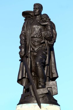 Berlin, Almanya - 7 Temmuz 2024: Sovyet Savaş Anıtı, Berlin 'deki Treptower Park' taki bir savaş anıtı ve askeri mezarlık