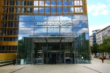 Berlin, Almanya - 8 Temmuz 2024: Berlin merkezli bir Alman çokuluslu kitle ve çevrimiçi medya şirketi olan Axel Springer SE 'nin Genel Merkezi.