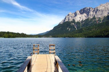 Eibsee ya da Yew Gölü, Almanya 'nın en yüksek dağı olan Zugspitze' de çarpıcı bir alp gölü.