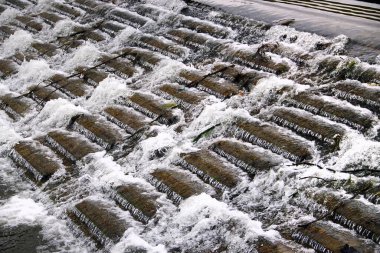 Küçük şelalelerden oluşan bir şelale.