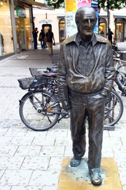 Münih, Almanya - 13 Temmuz 2024: Sueddeutsche Zeitung gazetesinde çalışan ve Münih 'te yaşayan Alman yazar ve gazeteci Siegfried Sommer' in heykeli