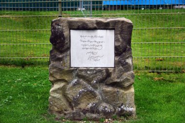 Münih, Almanya - 13 Temmuz 2024: Münih Olimpiyat Parkı 'ndaki Tenzin Gyasto' dan gelen Barış mesajıyla birlikte anıt taşı
