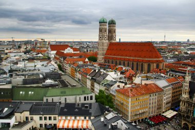 Münih, Almanya - 13 Temmuz 2024: İkonik kubbeli gotik bir kilise olan ünlü Frauenkirche ile Eski Şehir manzarası