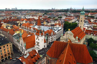 Münih, Almanya - 13 Temmuz 2024: Münih 'teki St. Peter Kilisesi' nden Eski Şehir ve Marienplatz Meydanı
