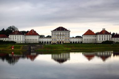 Münih, Almanya - 13 Temmuz 2024: Nymphenburg Sarayı bir Barok sarayı ve Wittelsbach Hanedanı 'nın eski Bavyera hükümdarları için yazlık konutu. 