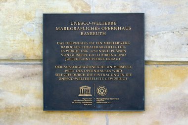 Bayreuth, Almanya - 21 Temmuz 2024: Margravial Opera Binası 'ndaki işaret, Avrupa' nın Barok tarzında hayatta kalan az sayıdaki tiyatrosundan biri ve UNESCO Dünya Mirası Sitesi.